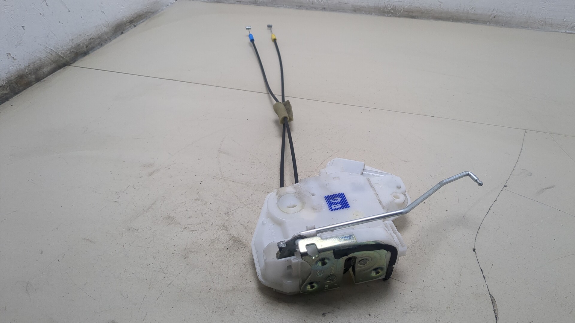 Замок двери передней левой