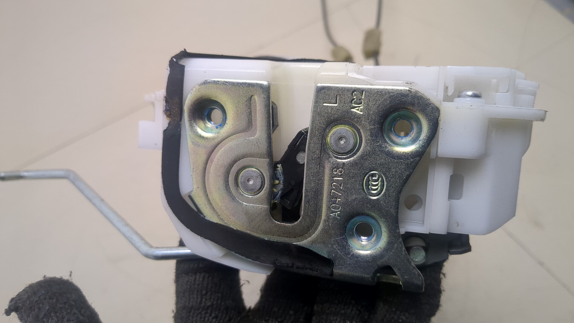 Замок двери передней левой