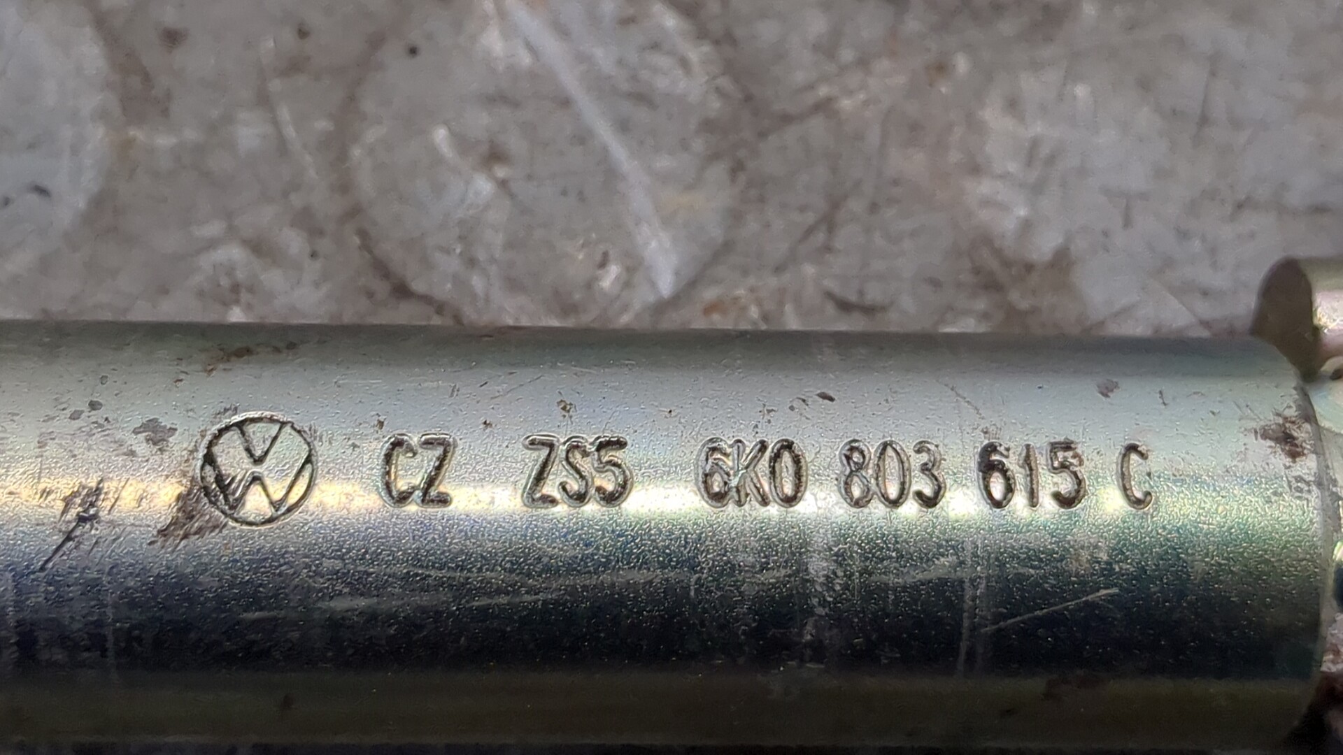 Крюк буксировочный