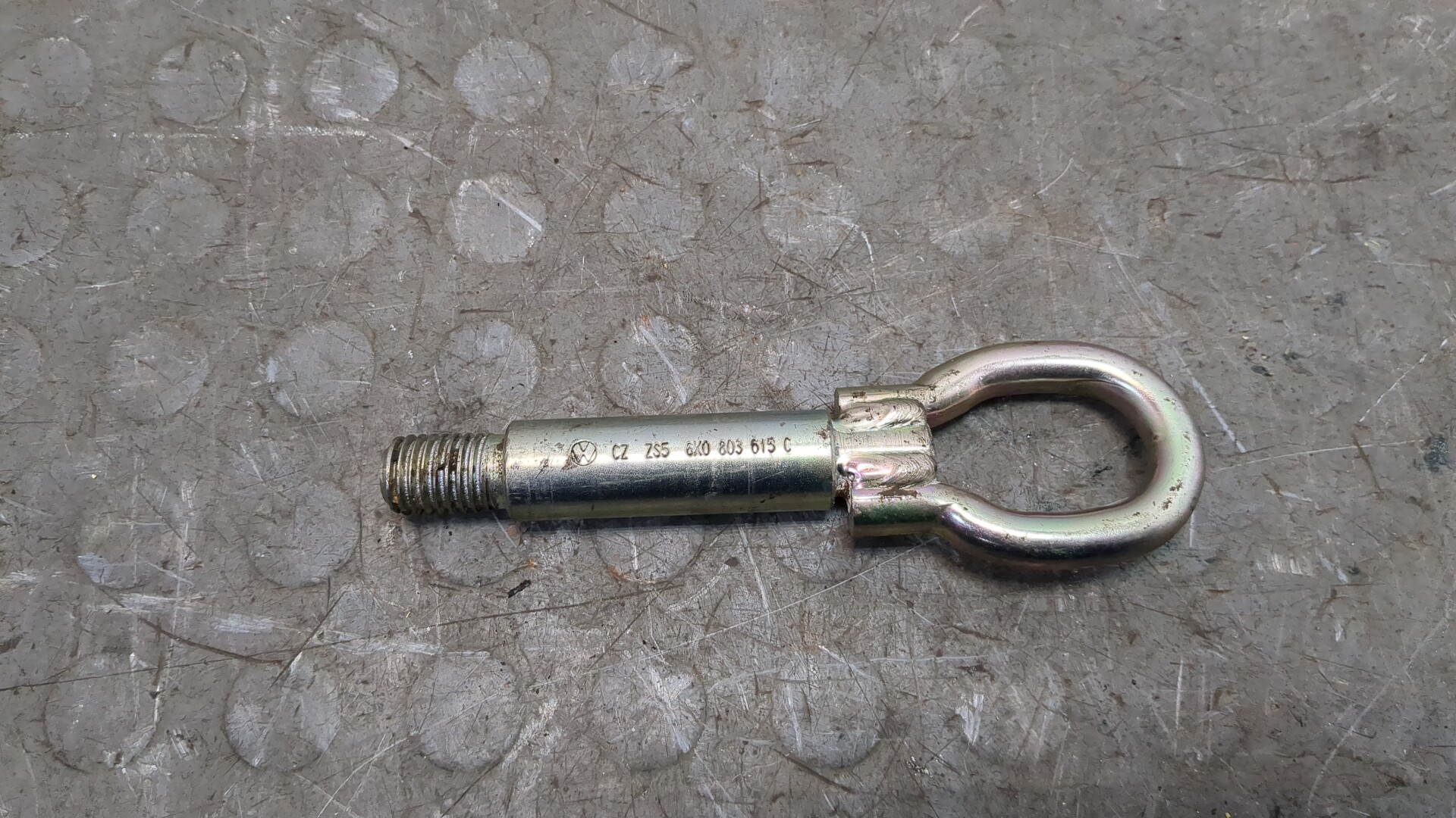 Крюк буксировочный