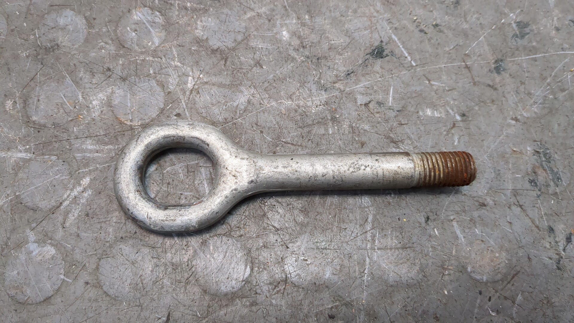 Крюк буксировочный