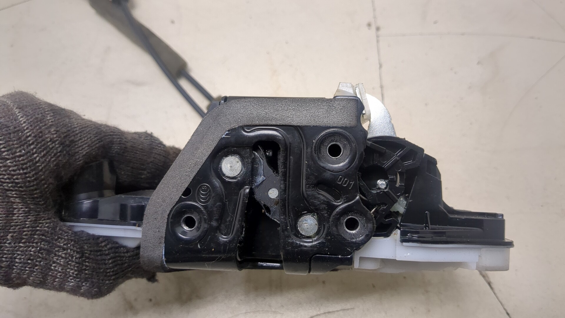 Замок двери передней правой