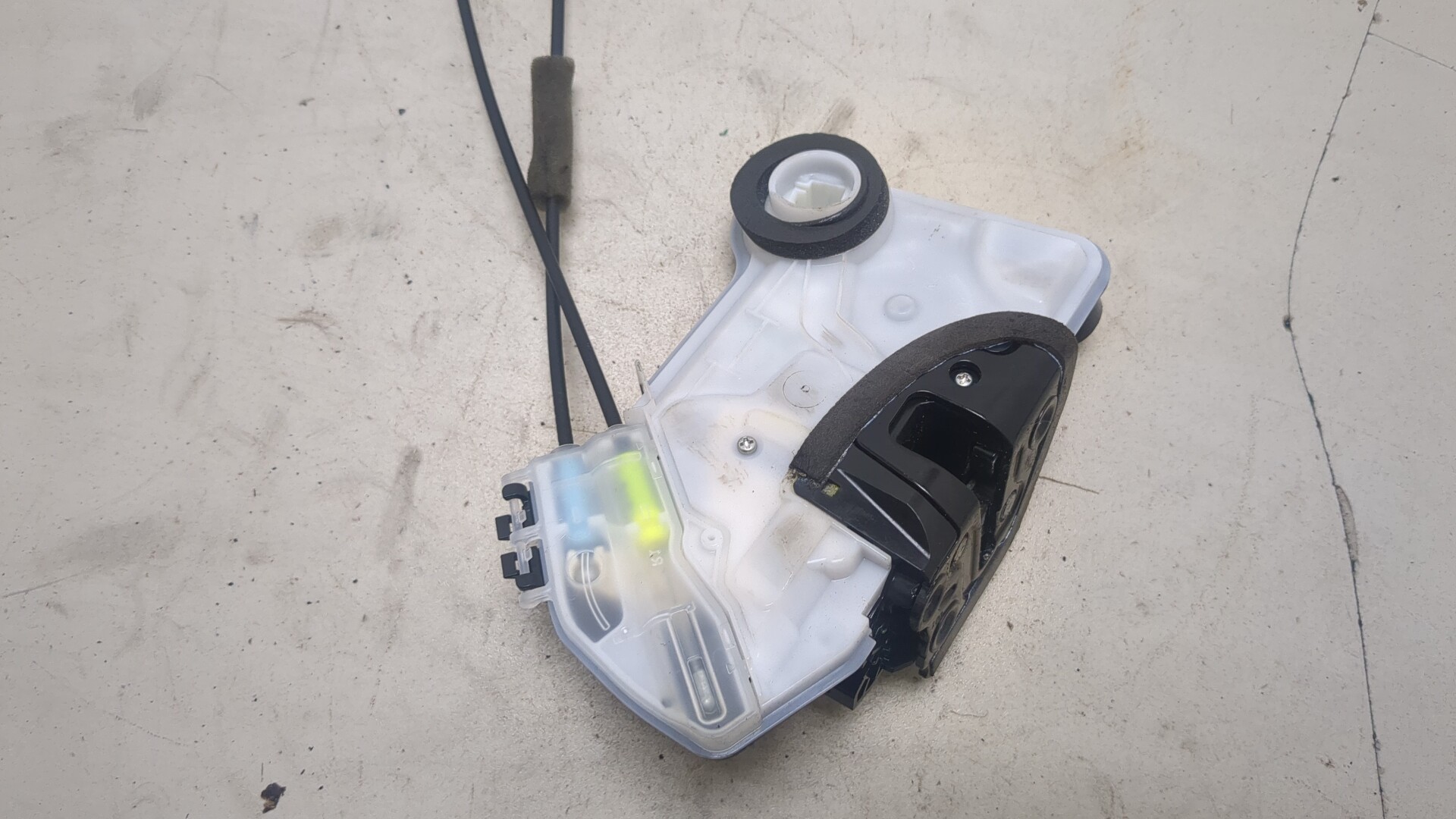 Замок двери передней правой