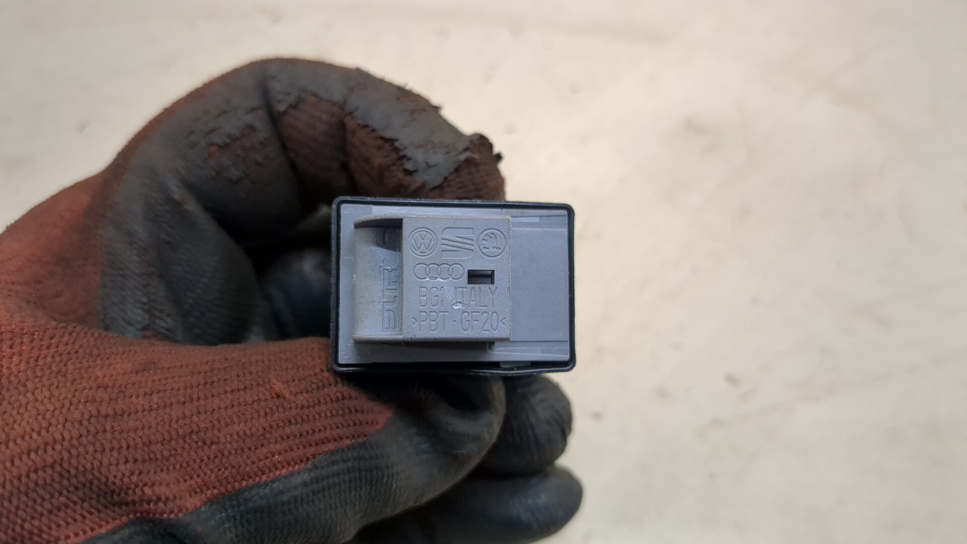 Кнопка стеклоподъемника