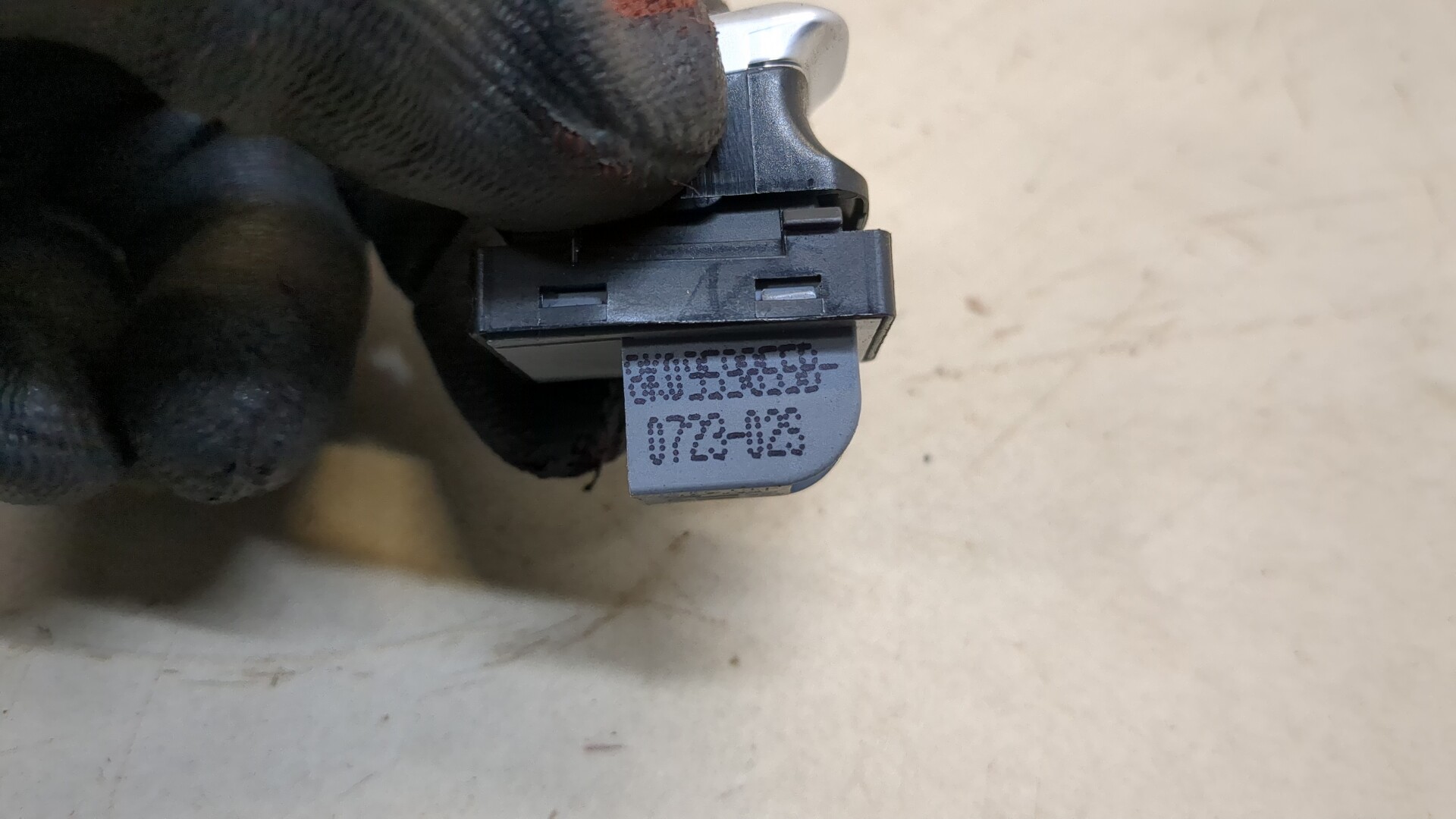 Кнопка стеклоподъемника