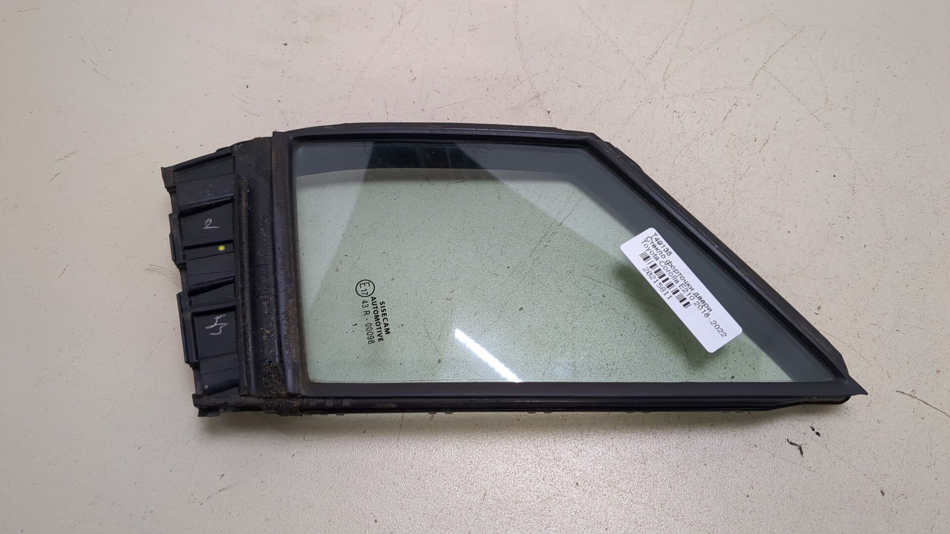 Стекло двери передней левой (форточка)