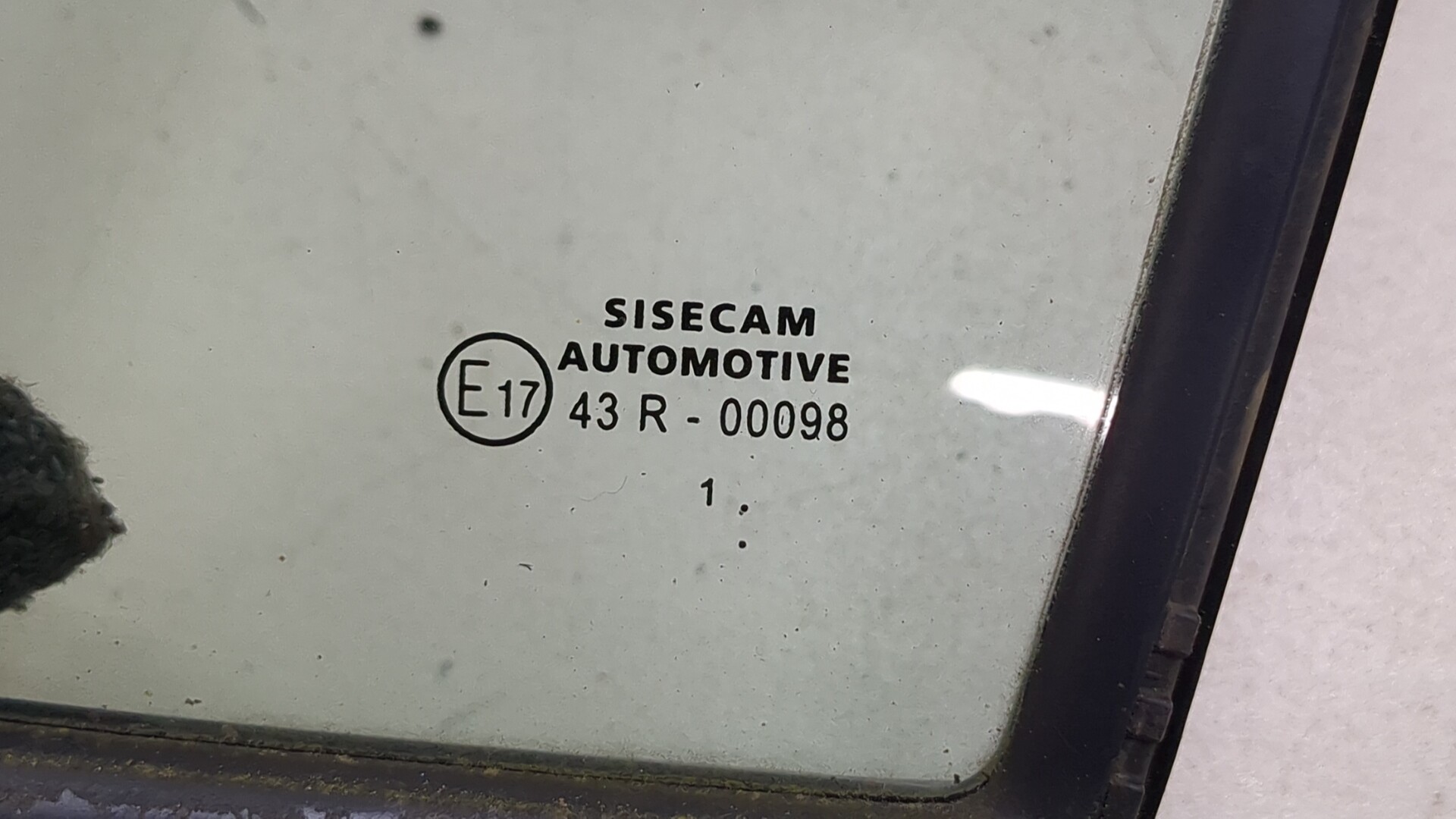 Стекло двери передней левой (форточка)