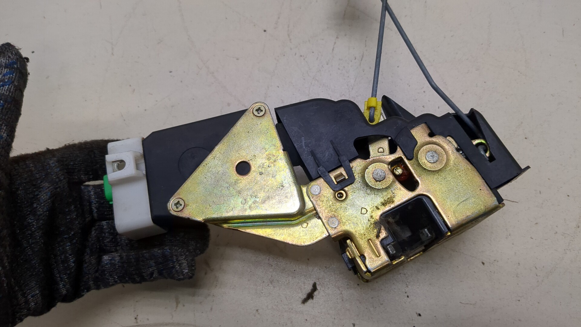 Замок двери передней правой