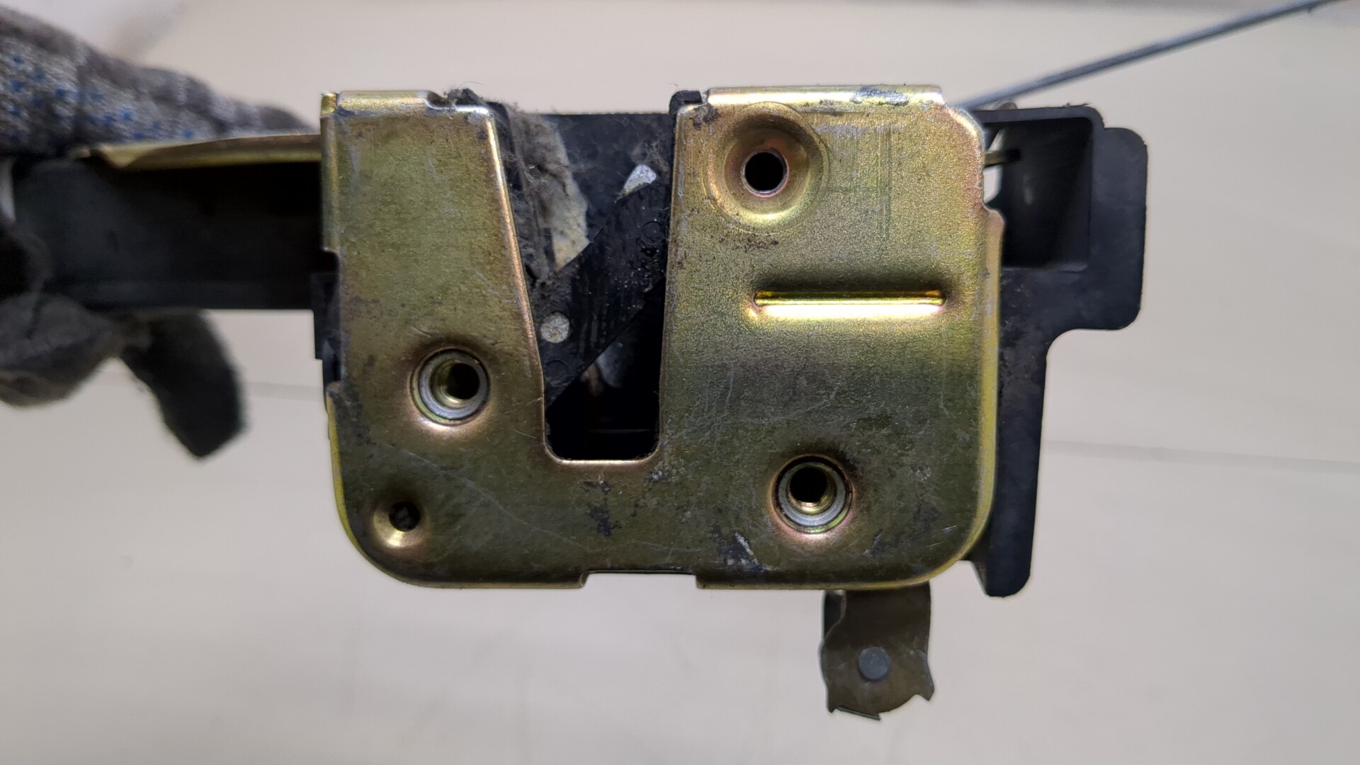 Замок двери передней правой