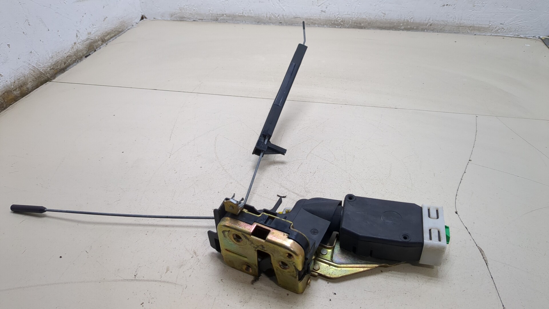 Замок двери передней правой