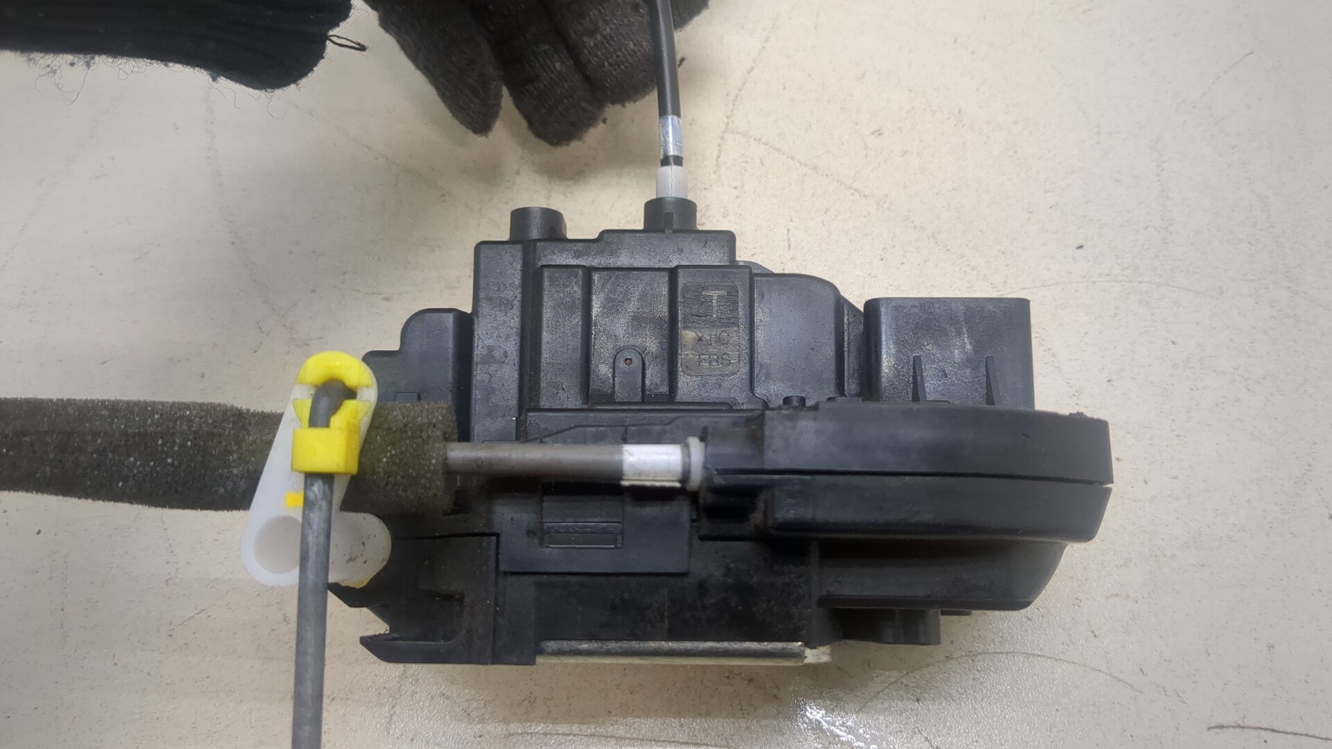 Замок двери передней правой