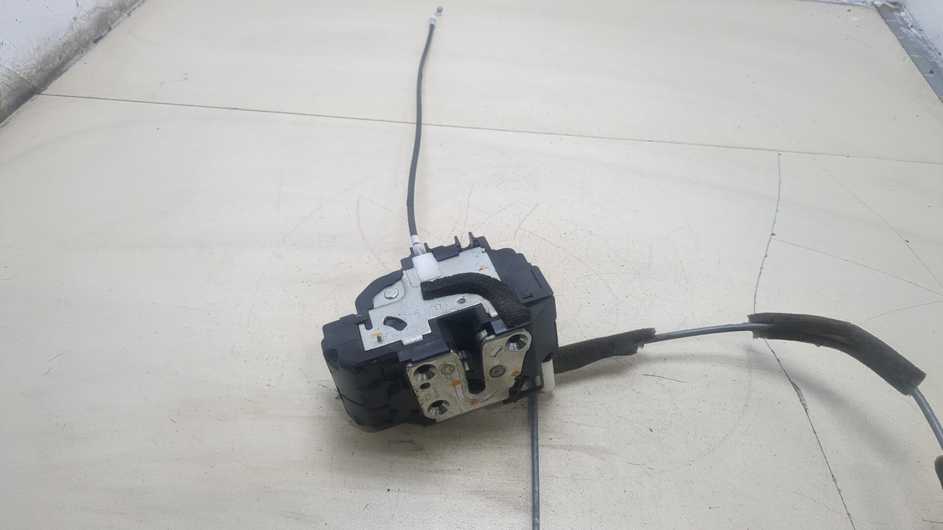 Замок двери передней правой