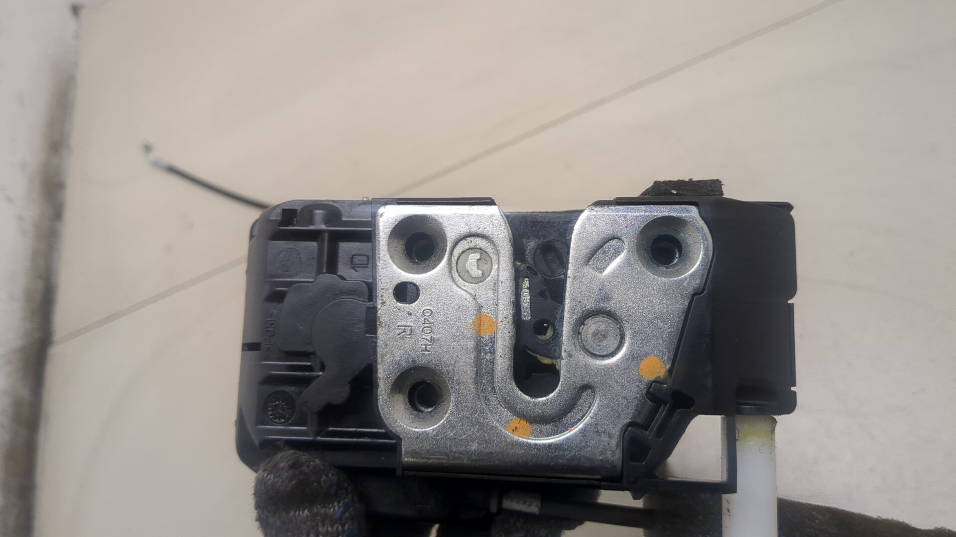 Замок двери передней правой