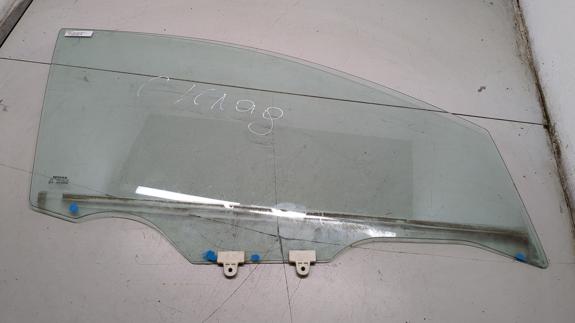 Стекло двери передней правой