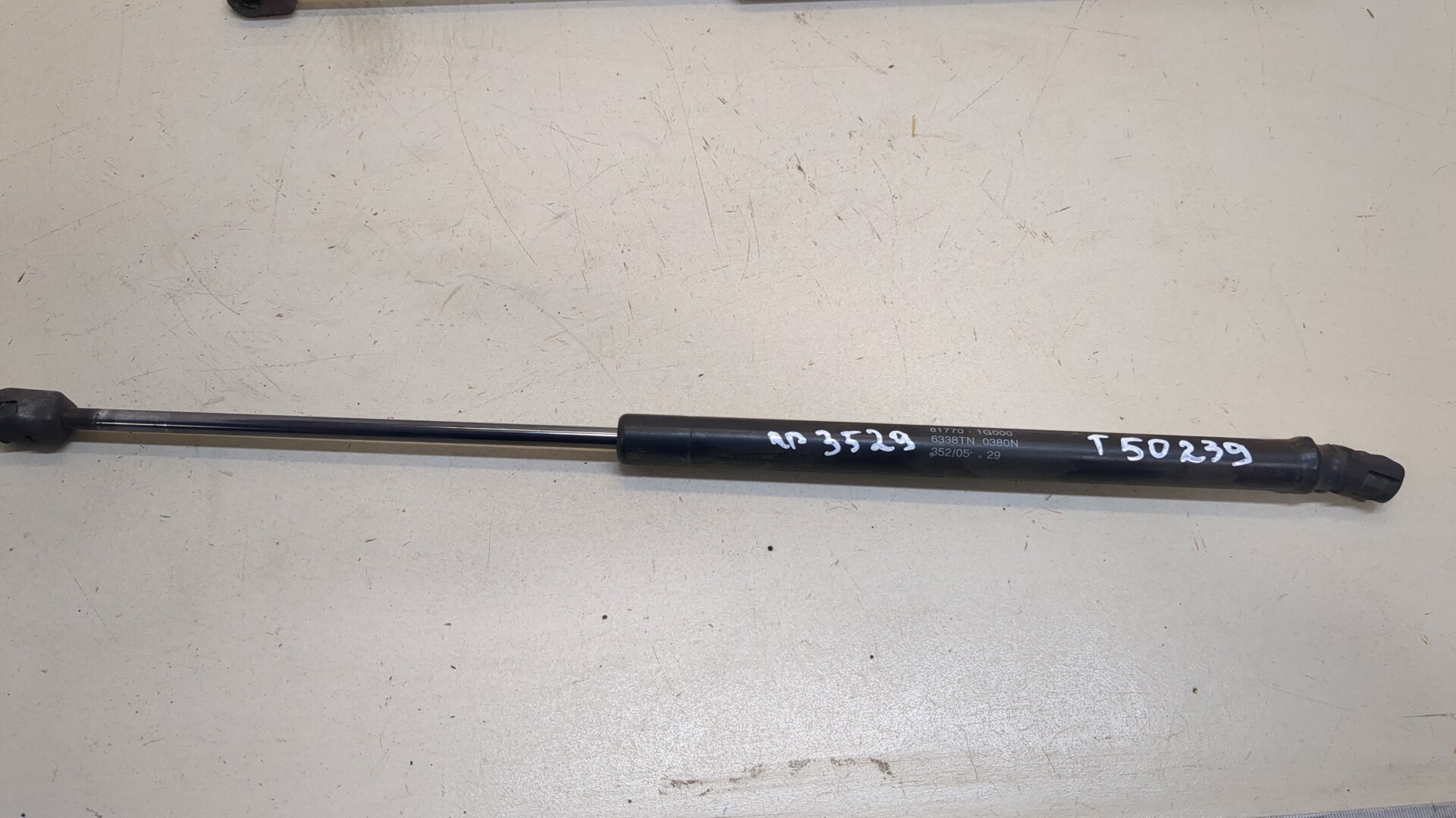 Амортизатор крышки багажника