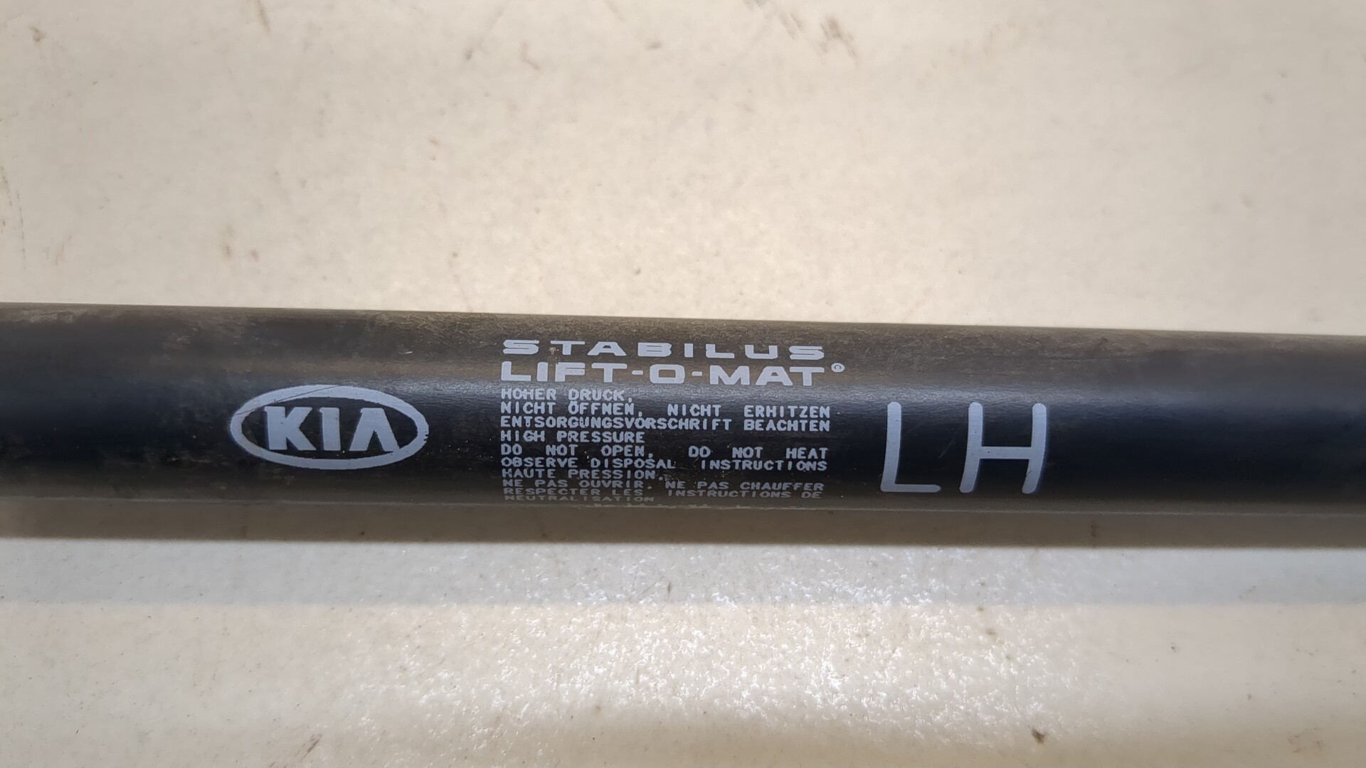 Амортизатор крышки багажника