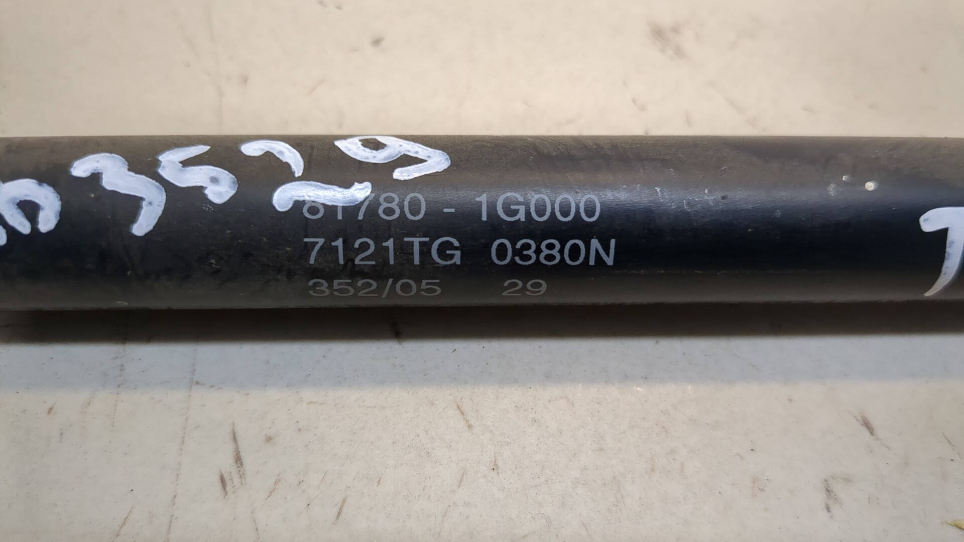 Амортизатор крышки багажника