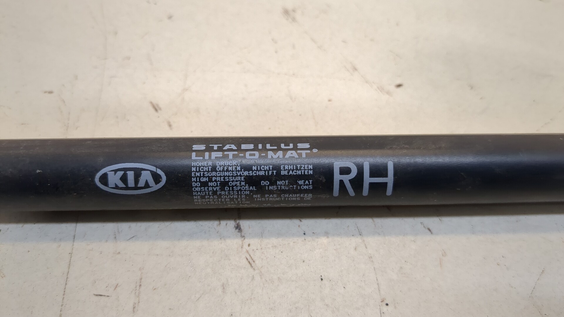 Амортизатор крышки багажника