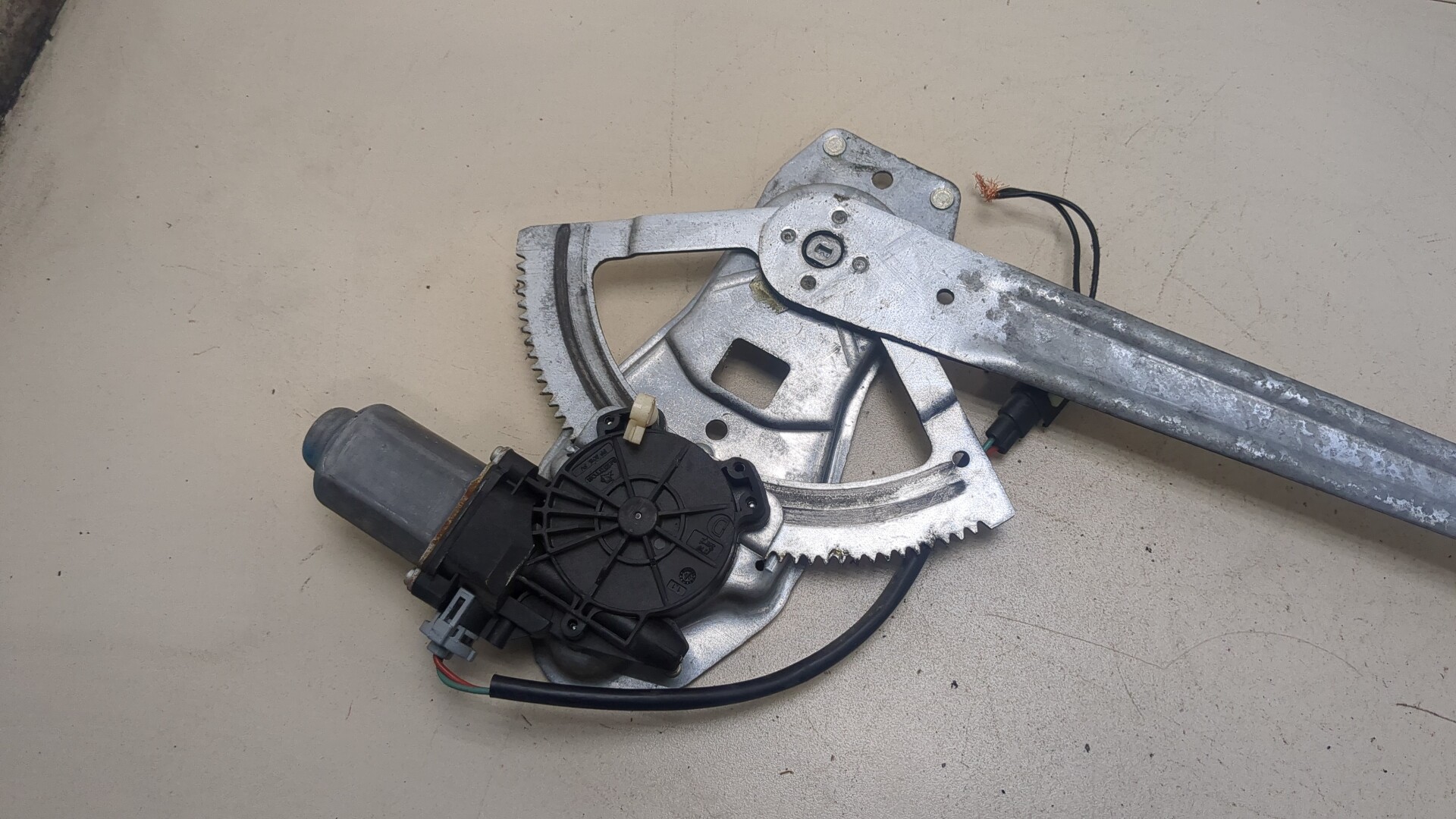 Стеклоподъемник электр. передний правый