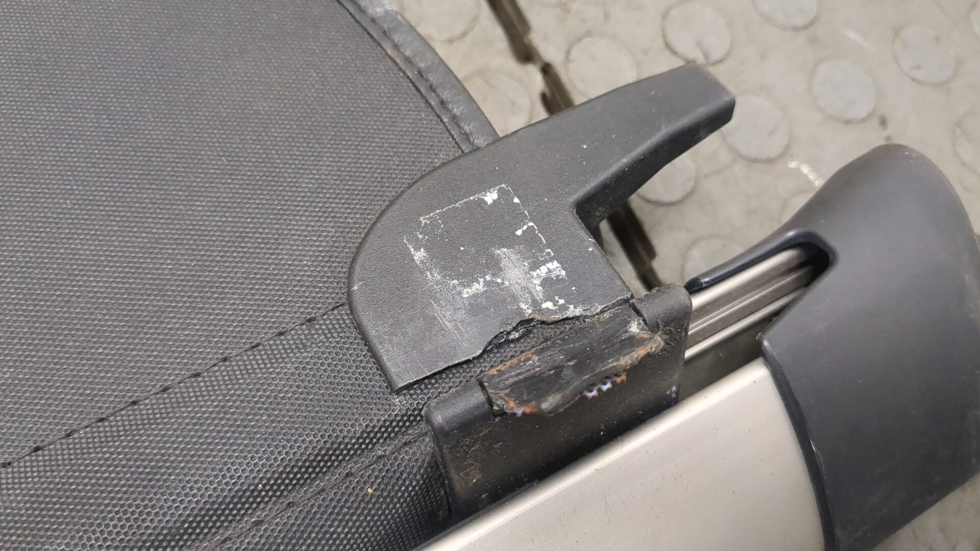 Шторка багажника