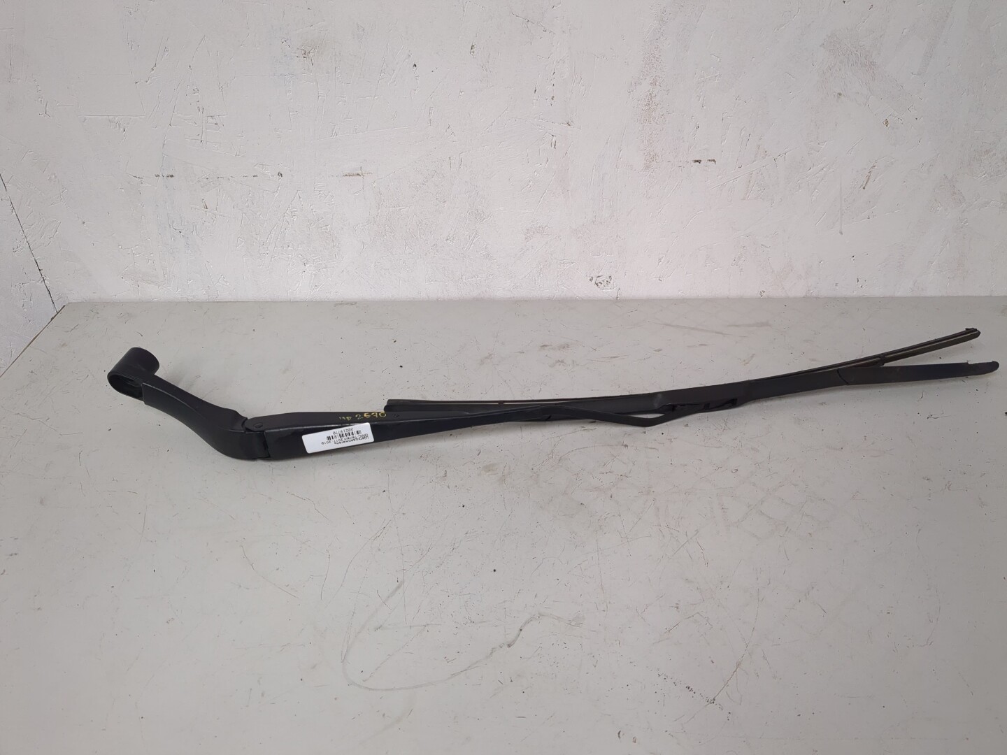 Поводок стеклоочистителя передний левый