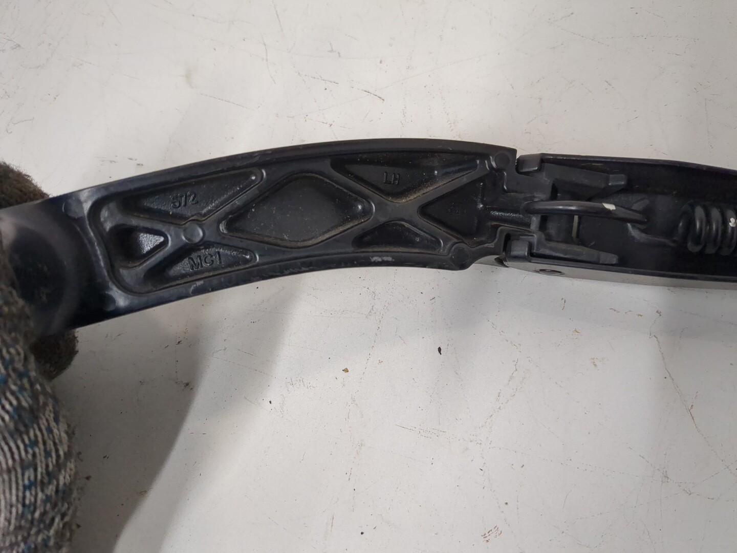 Поводок стеклоочистителя передний левый