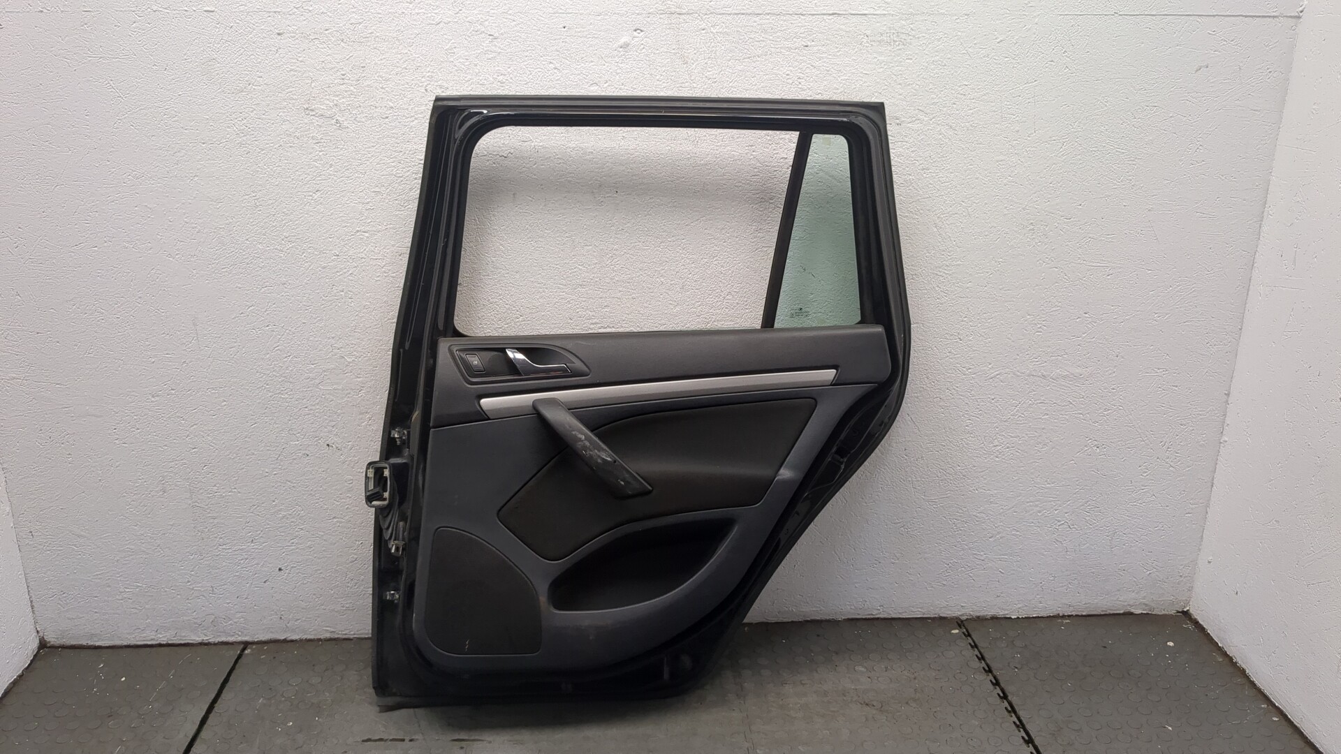 Дверь задняя правая
