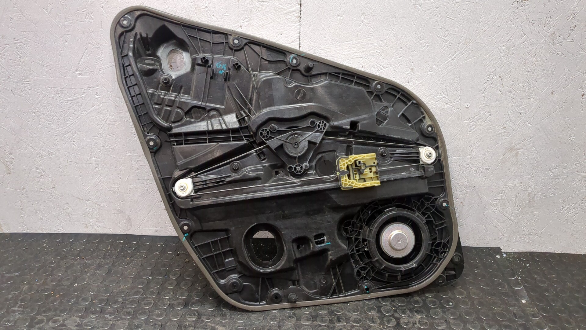 Стеклоподъемник электр. задний левый