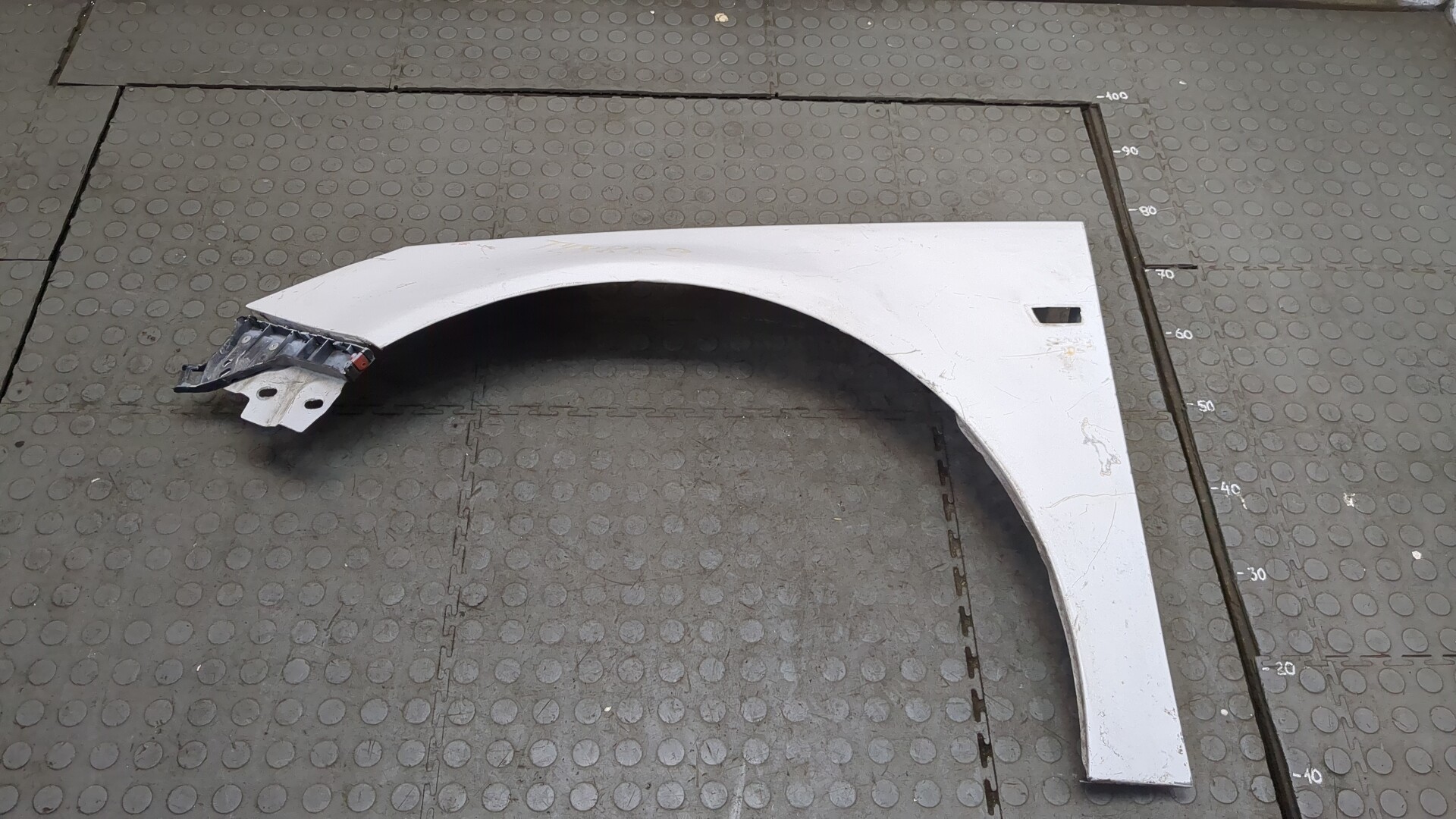 Крыло переднее левое