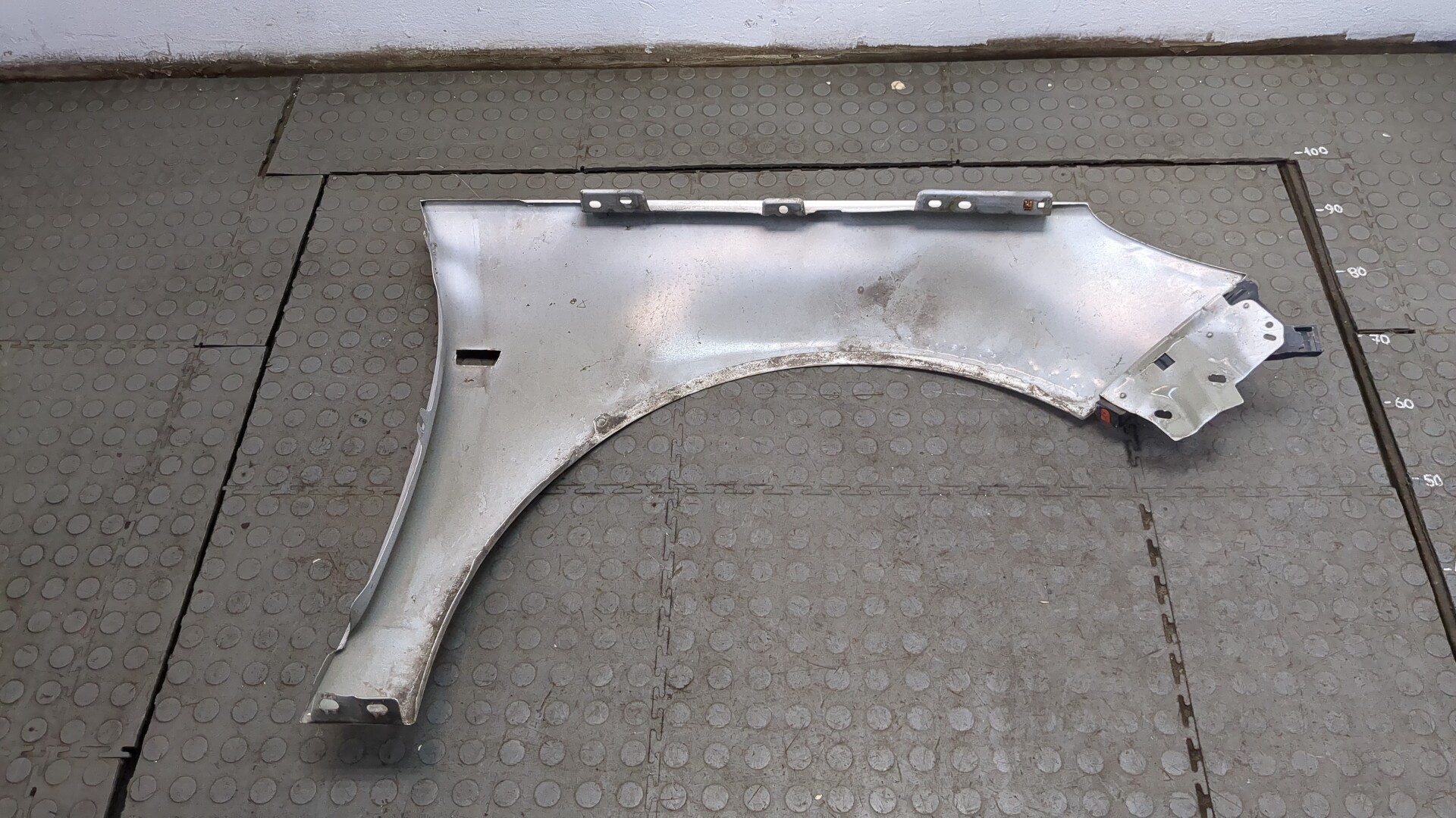 Крыло переднее левое