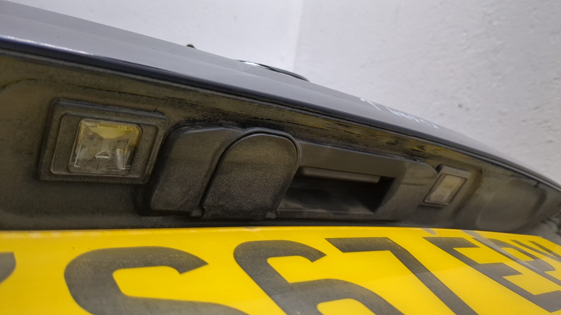 Дверь багажника