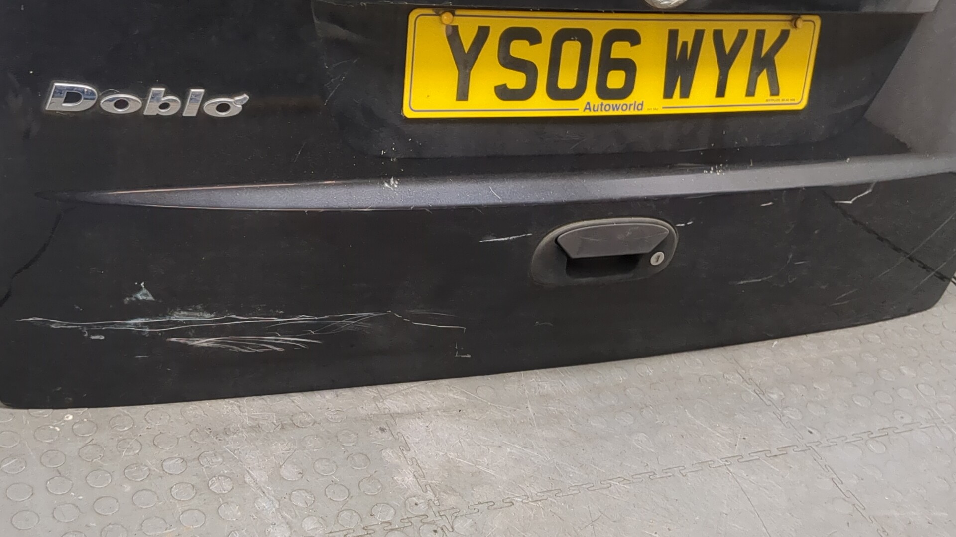 Дверь багажника