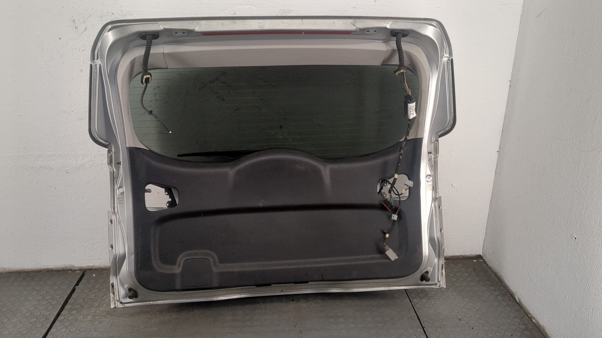 Дверь багажника