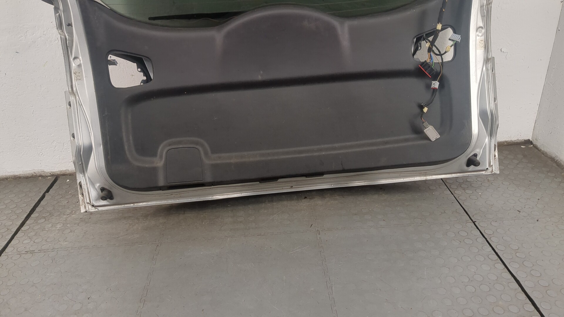Дверь багажника