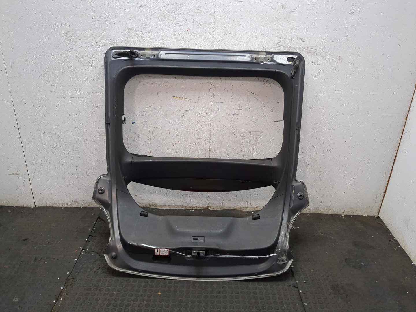 Дверь багажника