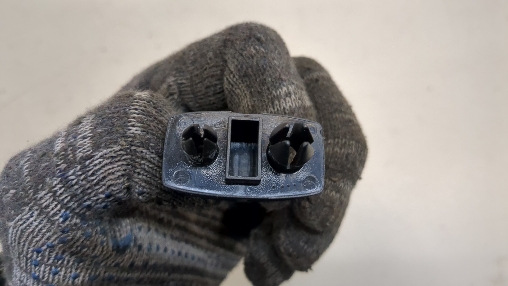 Кронштейн солнцезащитного козырька