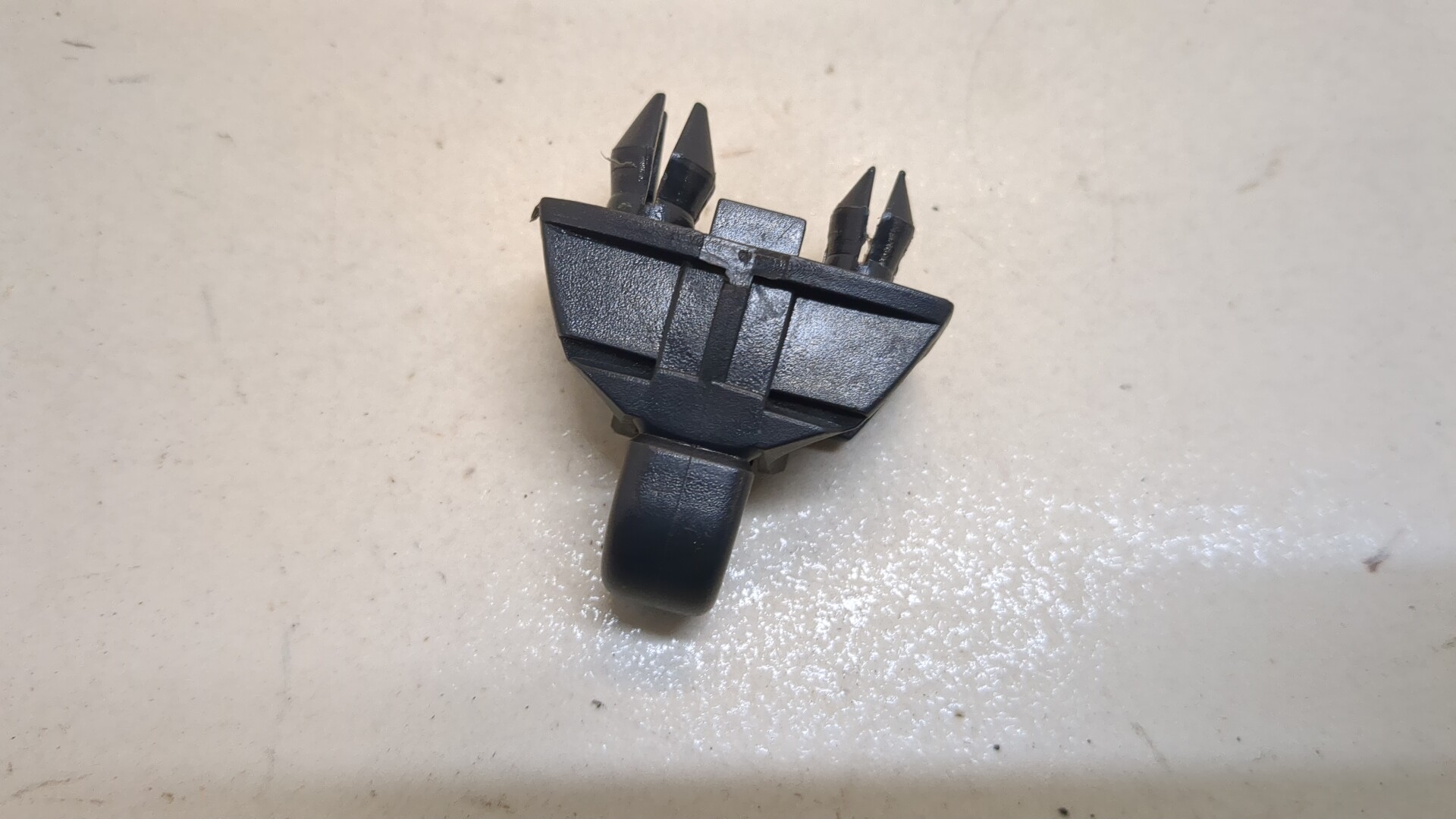 Кронштейн солнцезащитного козырька