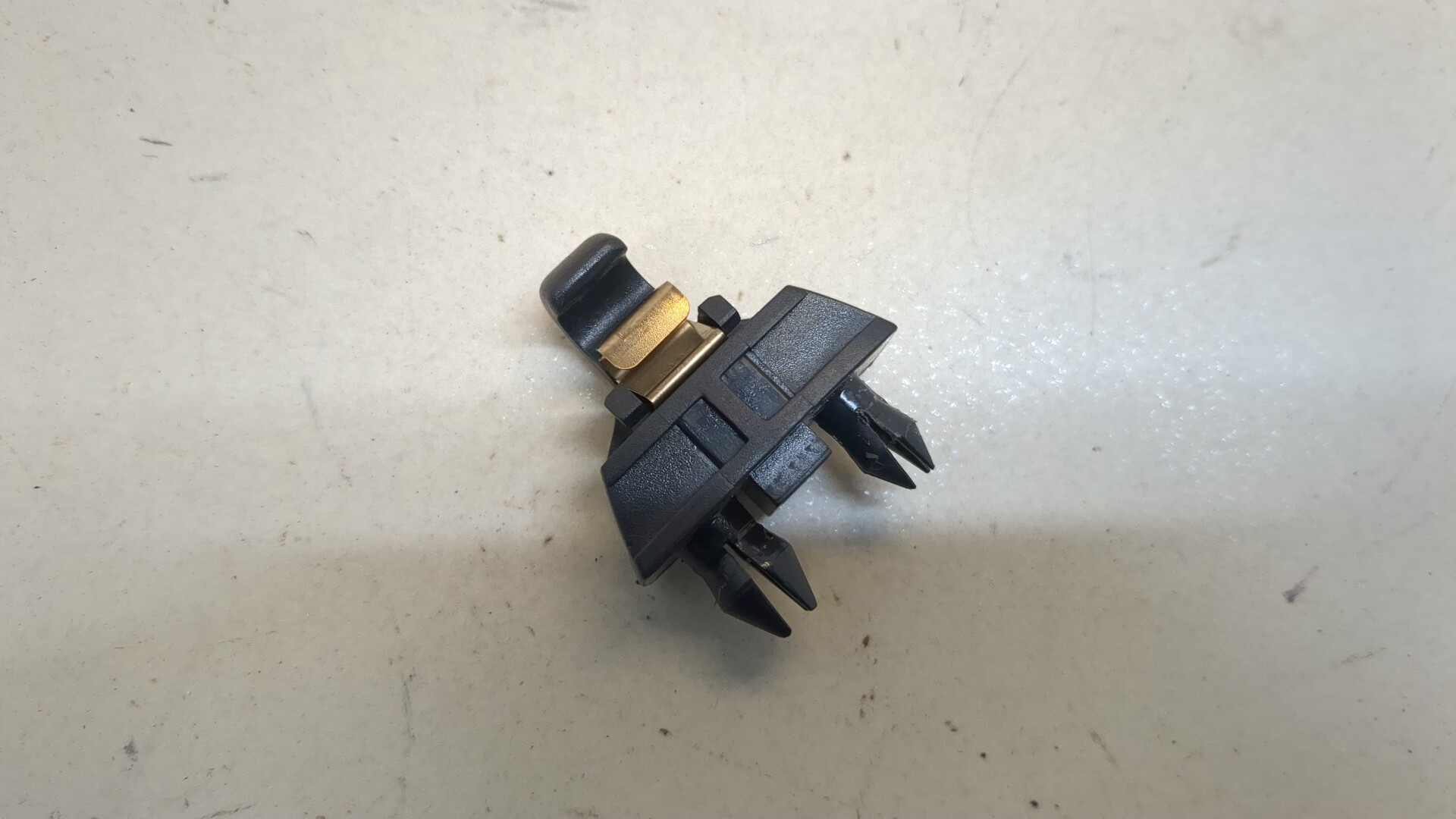 Кронштейн солнцезащитного козырька