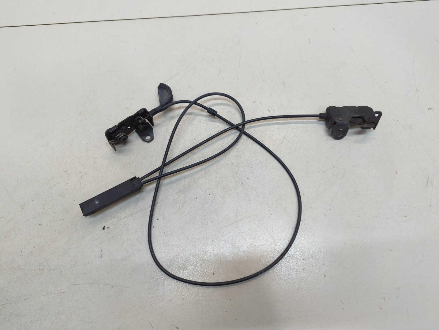 Замок капота