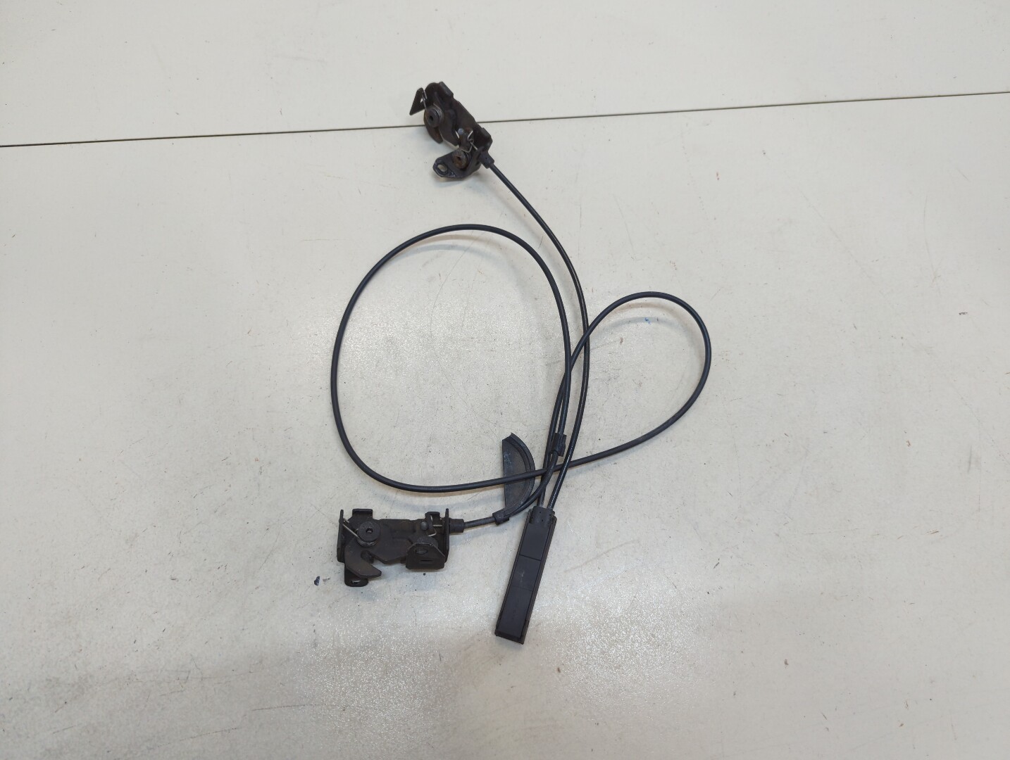 Замок капота