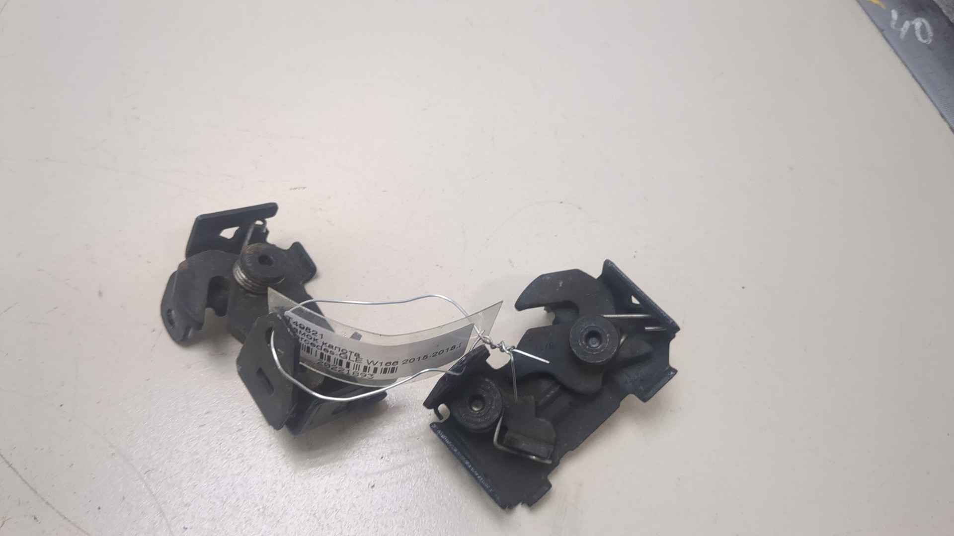 Замок капота