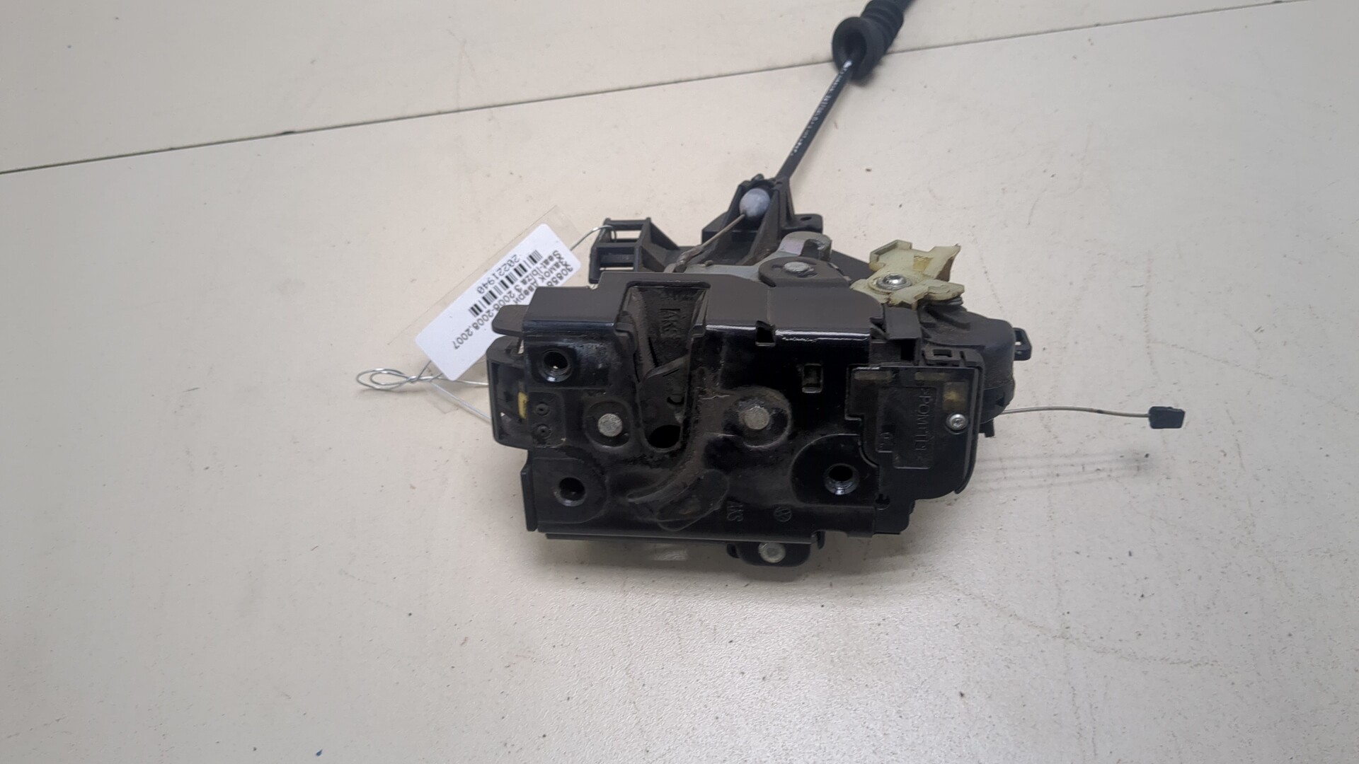 Замок двери передней правой