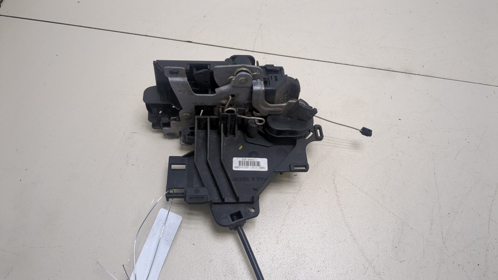 Замок двери передней правой