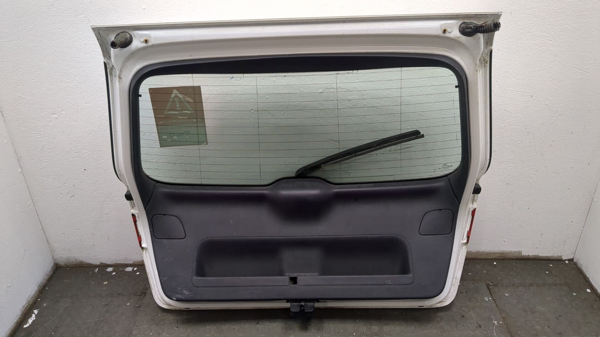 Дверь багажника