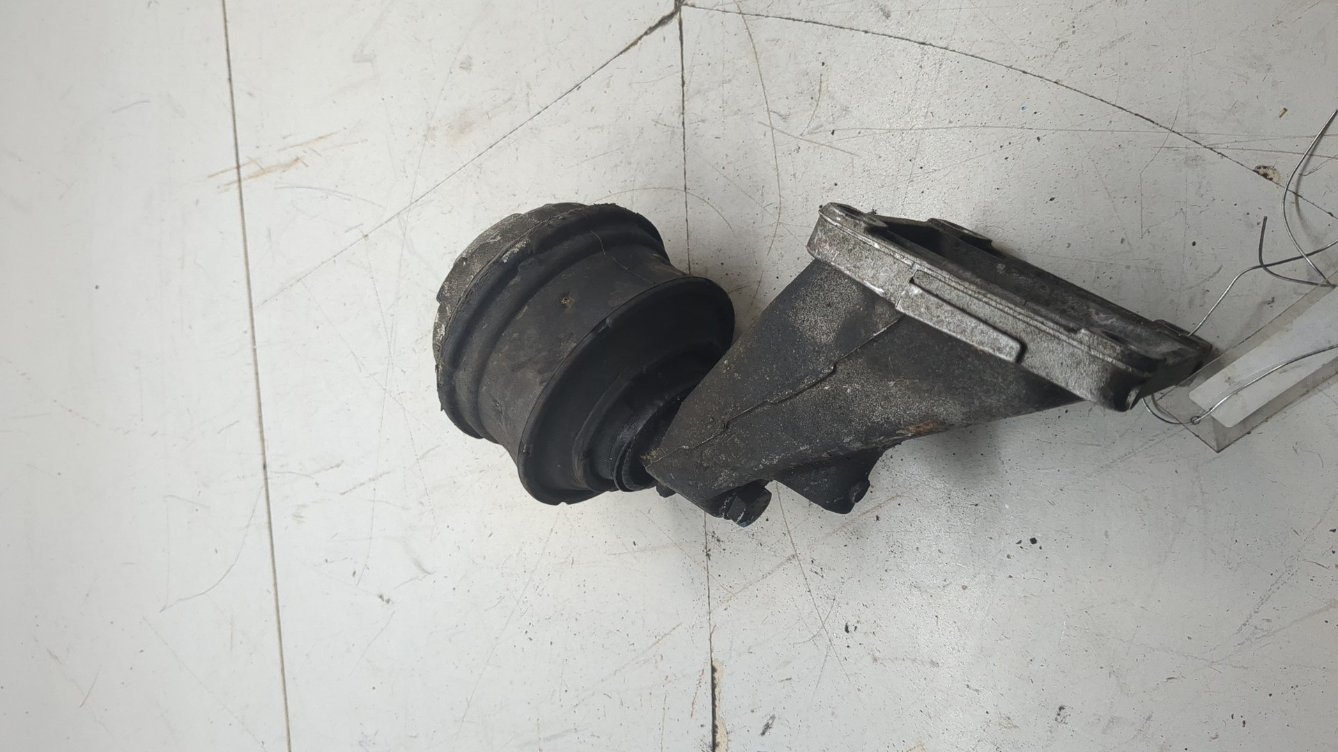 Опора двигателя левая