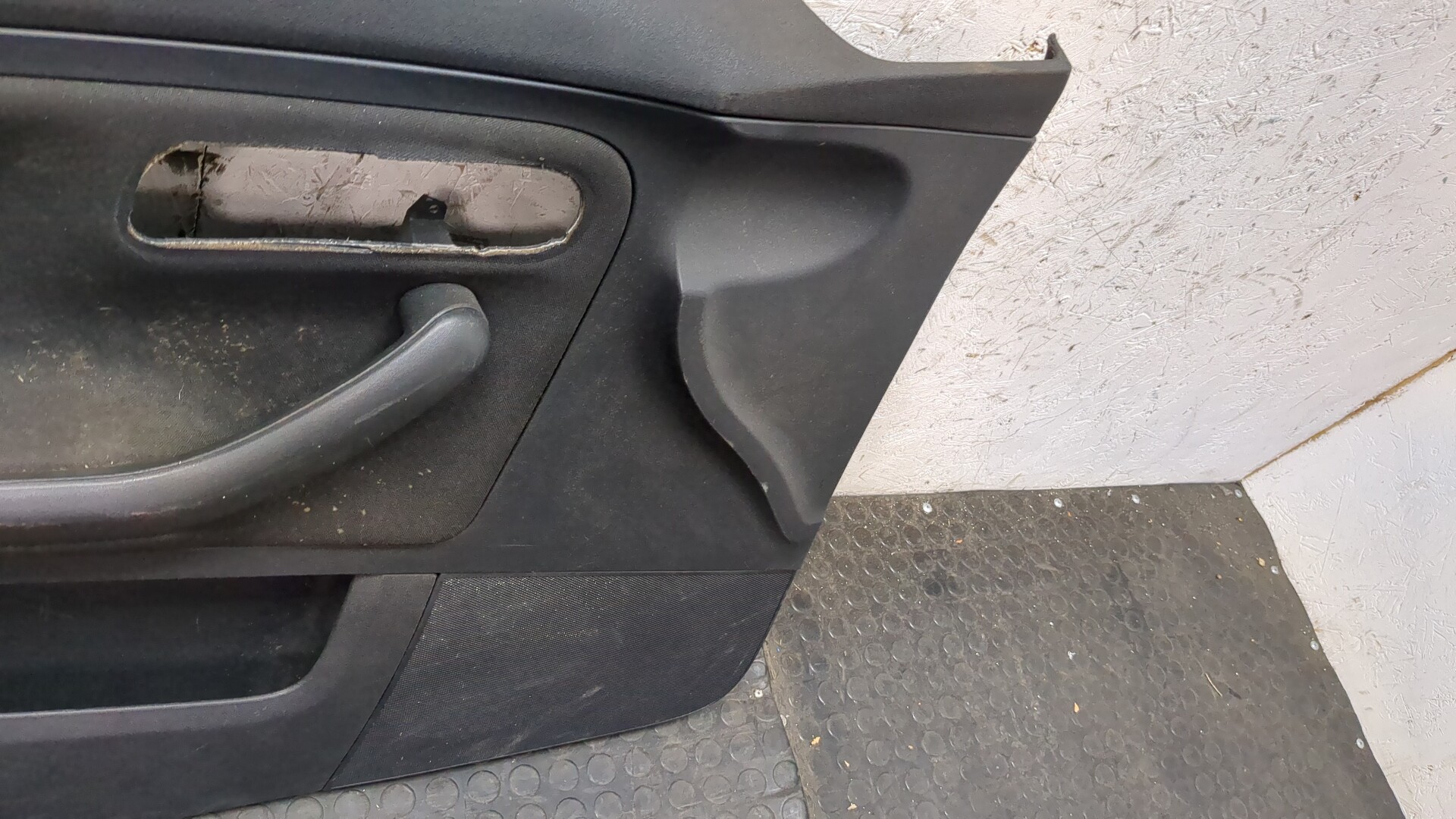 Обшивка двери передней левой