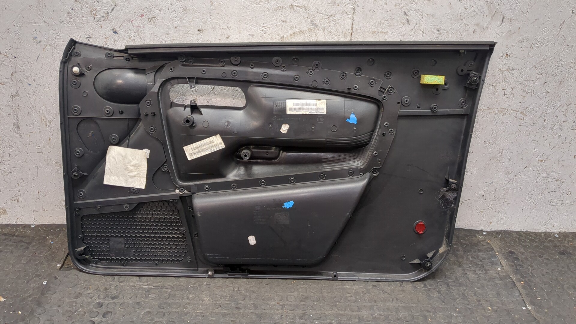 Обшивка двери передней левой