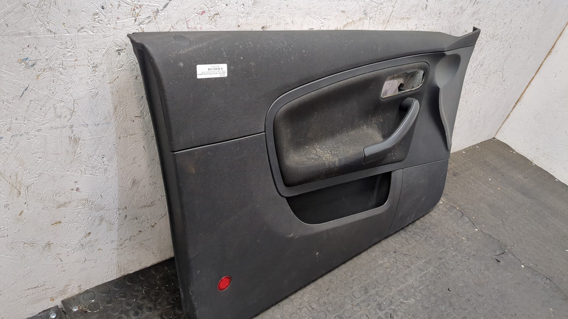 Обшивка двери передней левой