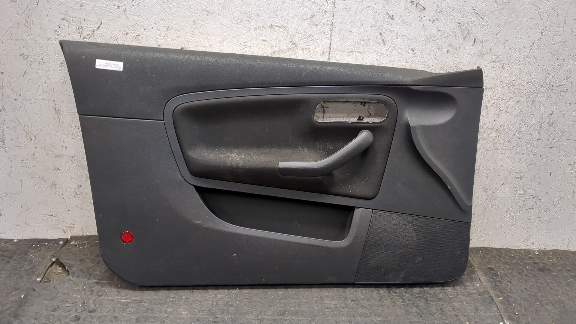 Обшивка двери передней левой