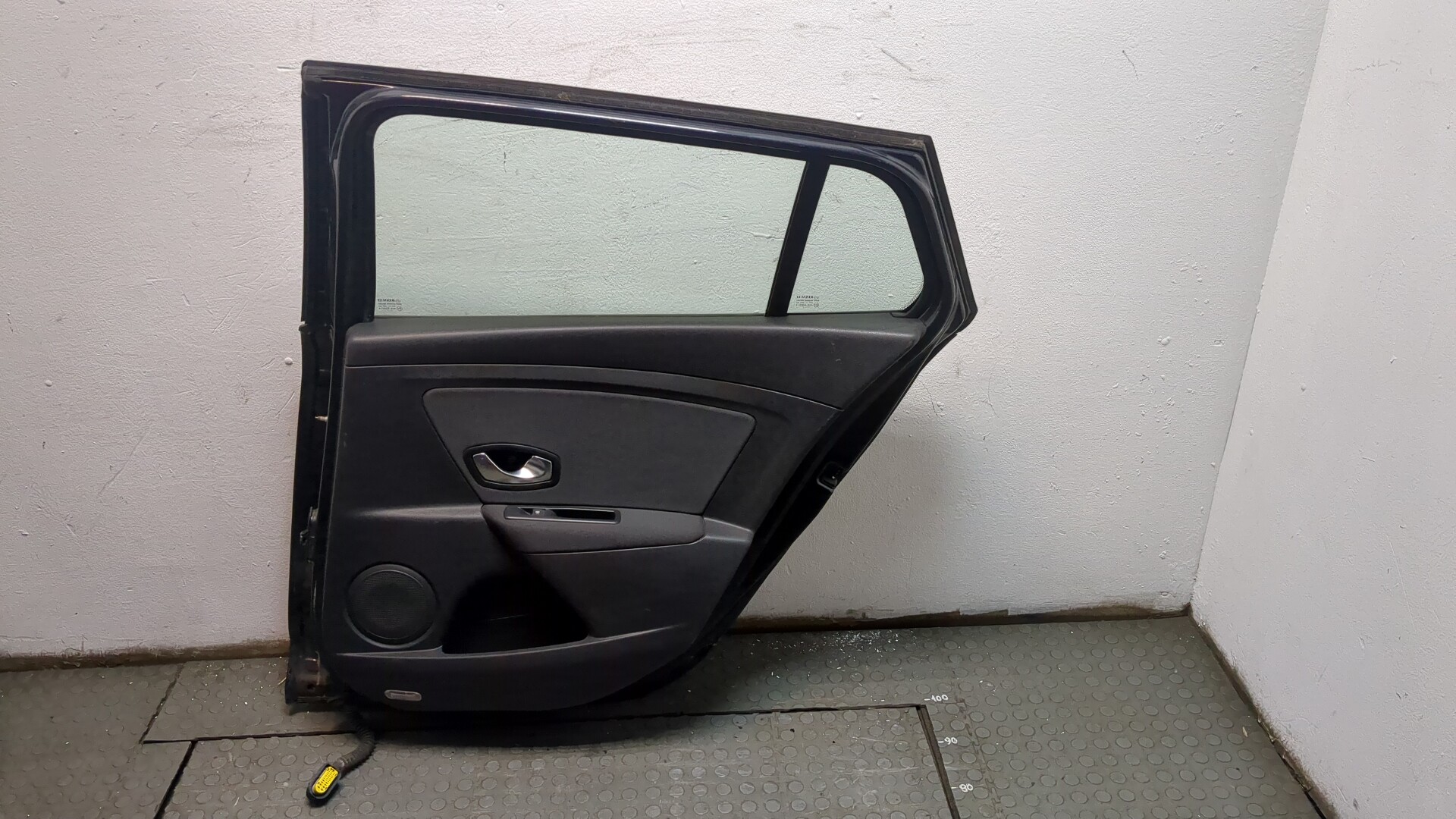 Дверь задняя правая